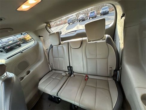 Used 2017 Kia Sedona LX w/ LX Essentials Premium Package image 24