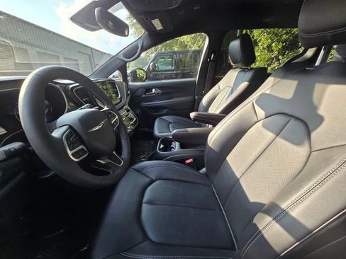 Used 2025 Chrysler Pacifica Select FWD image 9