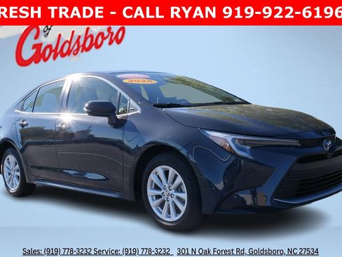 Used 2025 Toyota Corolla XLE image 1
