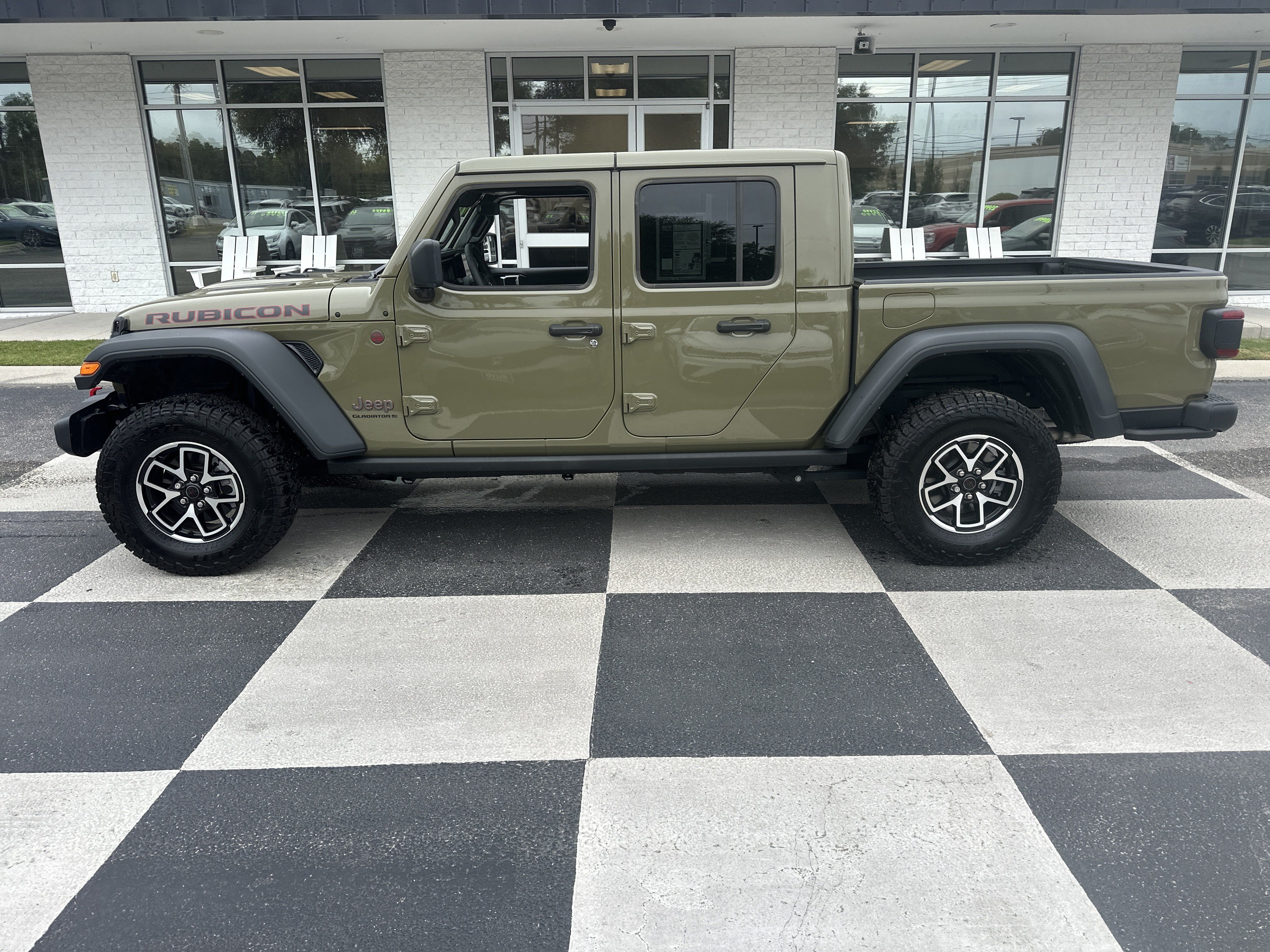 Used 2025 Jeep Gladiator Rubicon w/ Convenience Group AWD/4WD image 1