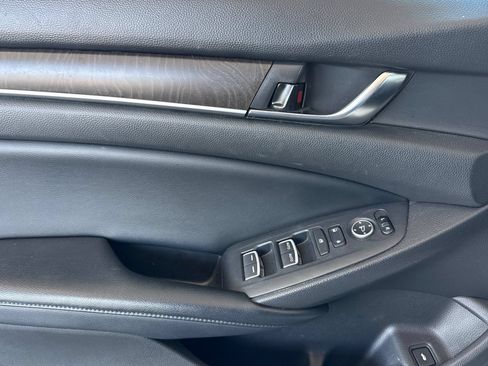 Used 2018 Honda Accord EX image 17