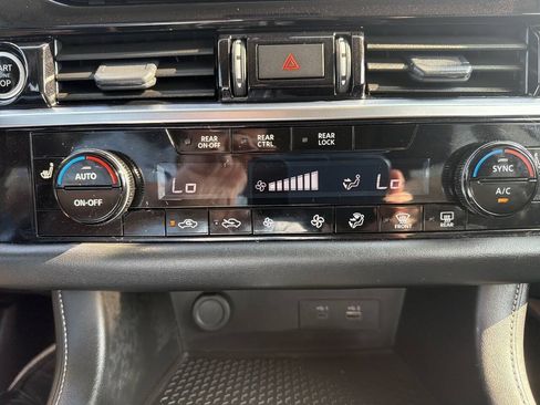 Used 2024 Nissan Pathfinder SV AWD/4WD image 22