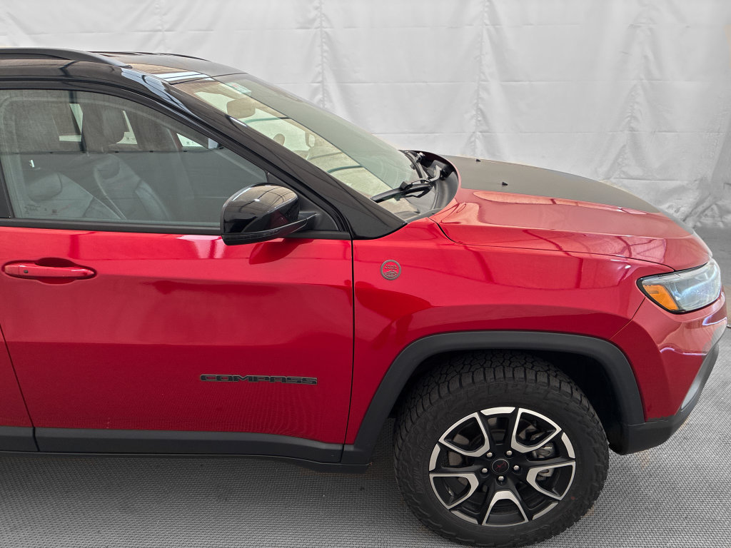 Used 2025 Jeep Compass Trailhawk AWD/4WD image 9