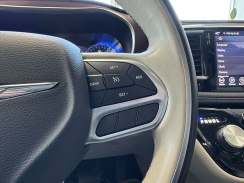 Used 2019 Chrysler Pacifica Limited image 38