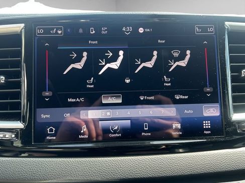 Used 2023 Chrysler Pacifica Touring-L FWD image 2