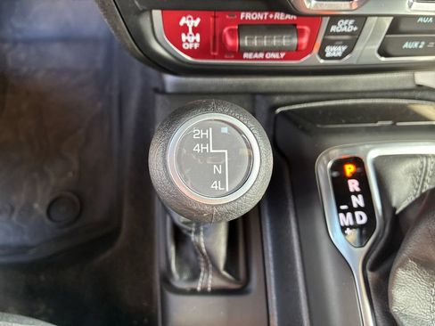 Used 2025 Jeep Gladiator Rubicon AWD/4WD image 18