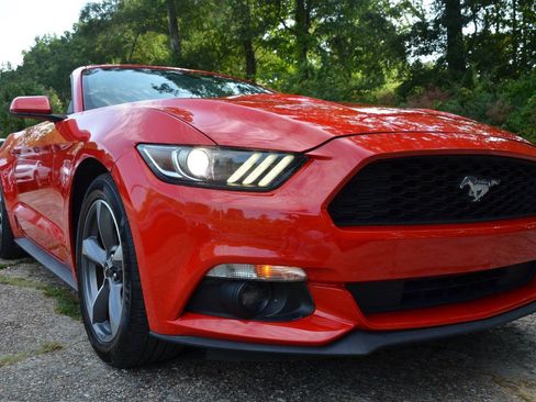 Used 2016 Ford Mustang Convertible w/ Equipment Group 051A RWD image 19