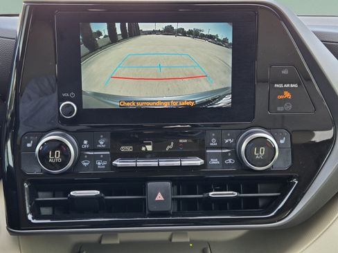 Used 2023 Toyota Highlander XLE FWD image 14