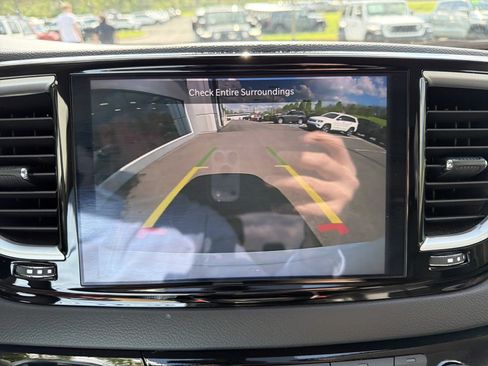 Used 2024 Chrysler Pacifica Touring-L FWD image 27