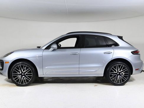 Certified 2024 Porsche Macan image 2
