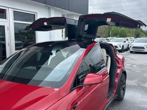 Used 2022 Tesla Model X Plaid image 12