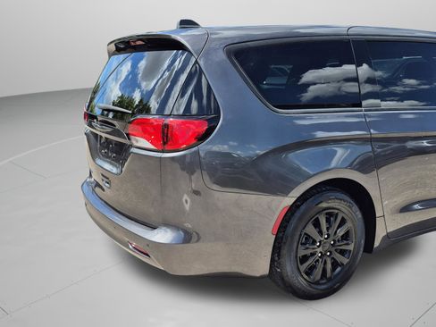 Used 2018 Chrysler Pacifica L FWD image 33