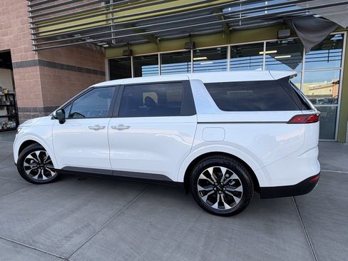 Used 2024 Kia Carnival EX image 5
