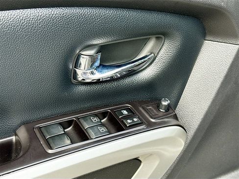 Used 2019 Nissan Titan SV w/ SV Convenience Package image 18