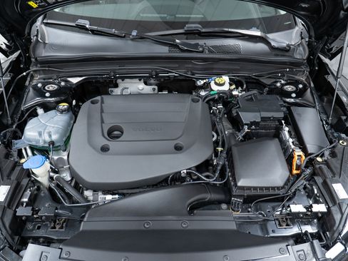 Used 2023 Volvo XC40 B5 Plus w/ Protection Package Premier image 9