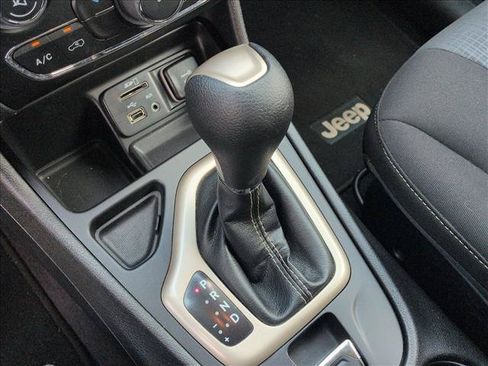Used 2017 Jeep Cherokee Latitude FWD image 12
