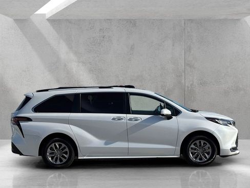 Used 2023 Toyota Sienna XLE image 4