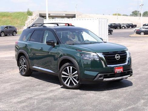Used 2025 Nissan Pathfinder Platinum AWD/4WD image 2