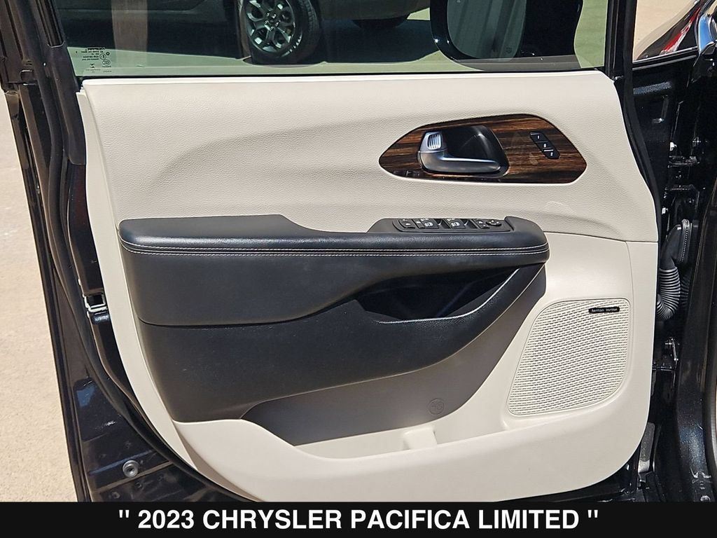 Used 2023 Chrysler Pacifica Limited w/ Uconnect Theater Family Group FWD image 14