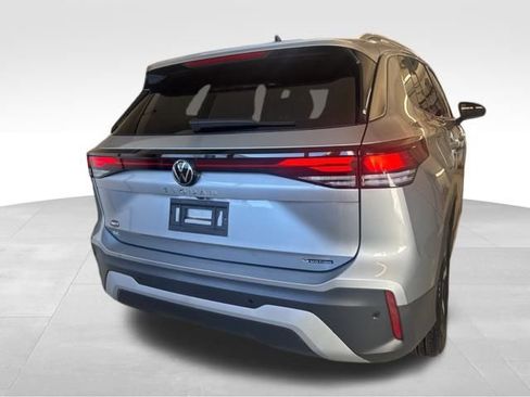 Certified 2025 Volkswagen Tiguan SE image 7