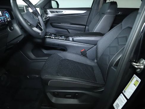 Used 2024 Volkswagen Atlas Cross Sport SE image 18