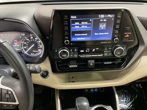 Used 2022 Toyota Highlander XLE AWD/4WD image 7