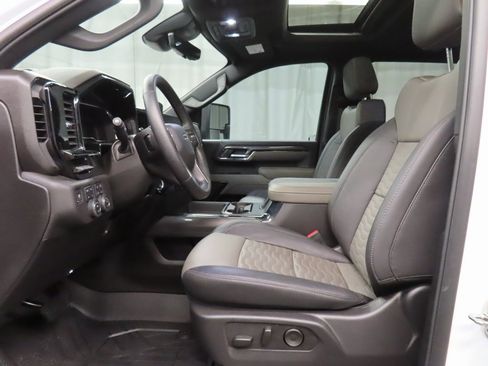 Used 2025 Chevrolet Silverado 2500 ZR2 w/ Technology Package image 12