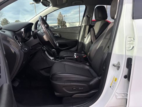 Used 2022 Chevrolet Trax LT w/ LT Convenience Package image 9