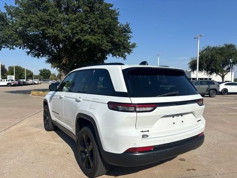 Used 2023 Jeep Grand Cherokee Limited w/ Black Appearance Package AWD/4WD image 7