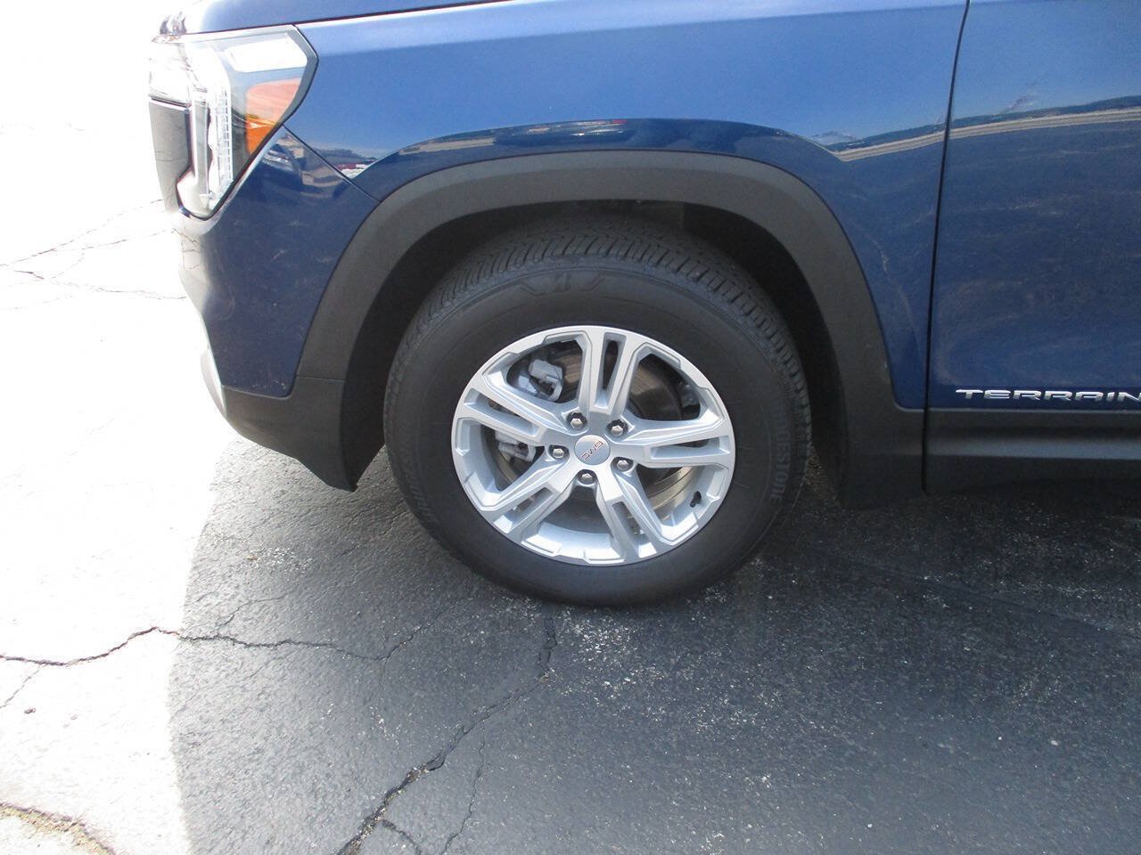 Used 2023 GMC Terrain SLE w/ Driver Convenience Package AWD/4WD image 14