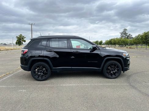Used 2023 Jeep Compass Latitude AWD/4WD image 4