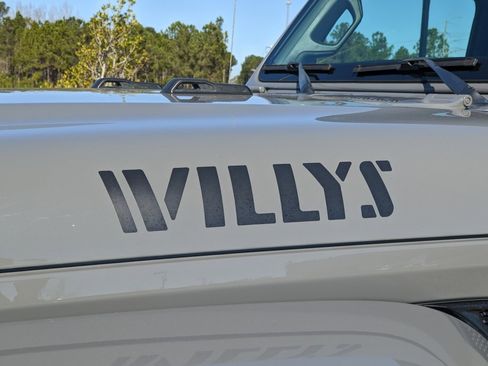 Certified 2022 Jeep Gladiator Willys image 26