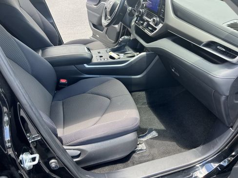 Used 2025 Toyota Highlander LE FWD image 35
