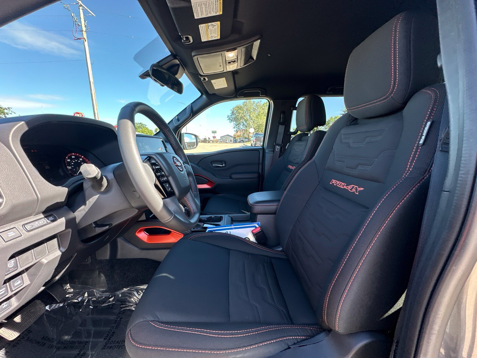 Used 2025 Nissan Frontier PRO-4X AWD/4WD image 14