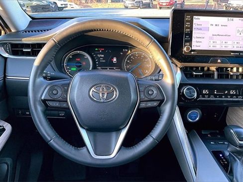 Used 2022 Toyota Venza XLE image 12