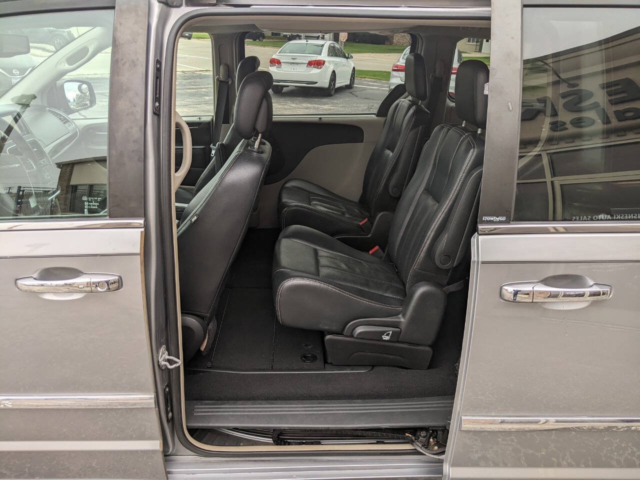 Used 2013 Chrysler Town & Country Touring-L w/ Entertainment Group #2 FWD image 11