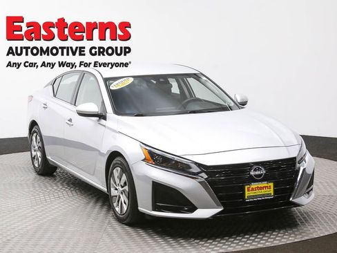 Used 2023 Nissan Altima 2.5 S image 3