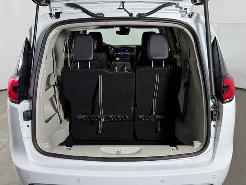 Used 2023 Chrysler Pacifica Touring-L FWD image 18