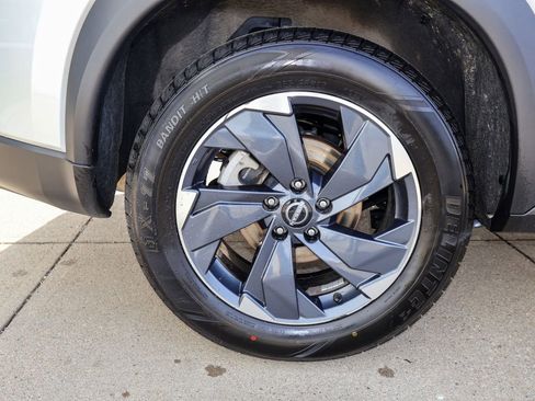 Used 2024 Nissan Rogue SV image 9