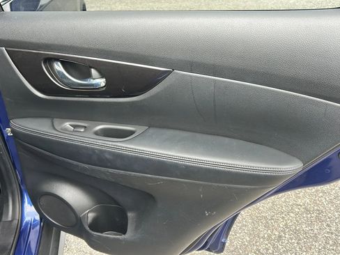 Used 2019 Nissan Rogue SV AWD/4WD image 15