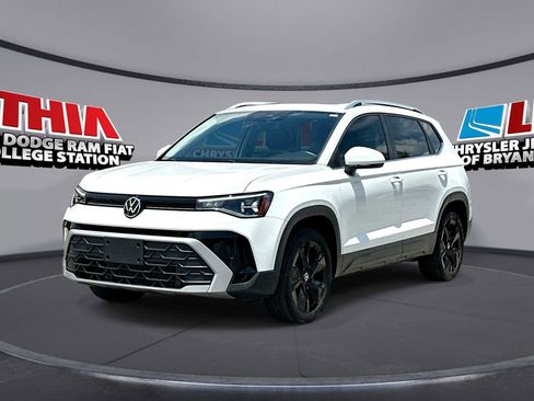 Used 2025 Volkswagen Taos SE FWD image 1