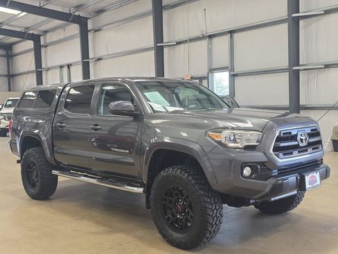 Used 2017 Toyota Tacoma SR5 w/ Tow Package AWD/4WD image 3