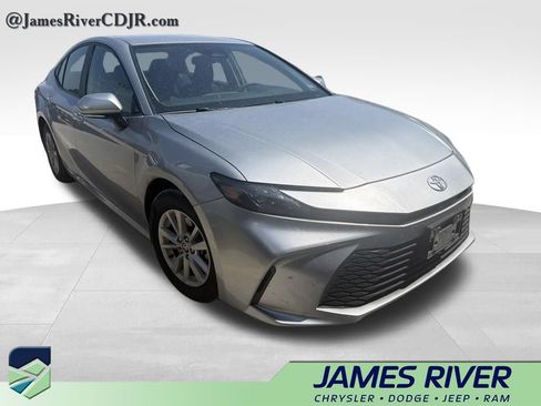 Used 2025 Toyota Camry LE FWD image 4