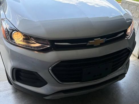 Used 2020 Chevrolet Trax LT w/ LT Convenience Package FWD image 2