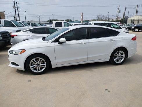 Used 2018 Ford Fusion SE w/ Fusion SE Technology Package image 2