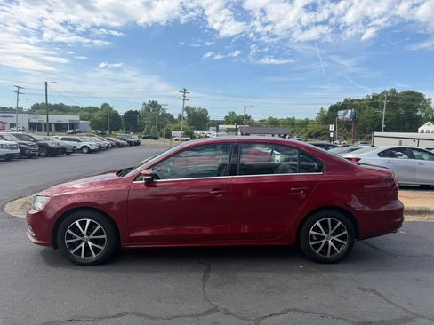 Used 2017 Volkswagen Jetta SE image 3