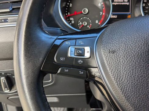 Used 2019 Volkswagen Tiguan SE image 16