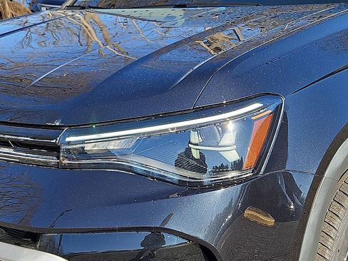 Certified 2025 Volkswagen Taos SE w/ Panoramic Sunroof Package image 10