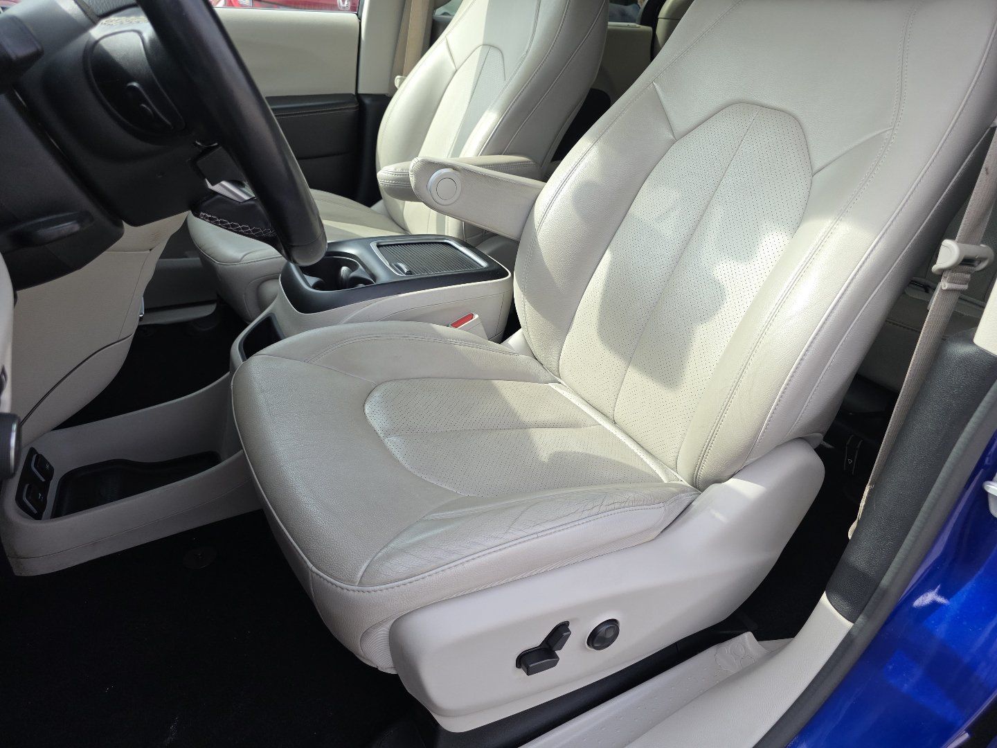 Used 2021 Chrysler Pacifica Touring-L FWD image 21