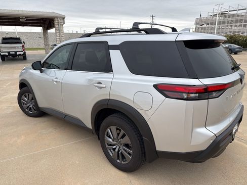 Used 2025 Nissan Pathfinder SV w/ SV Premium Package image 4